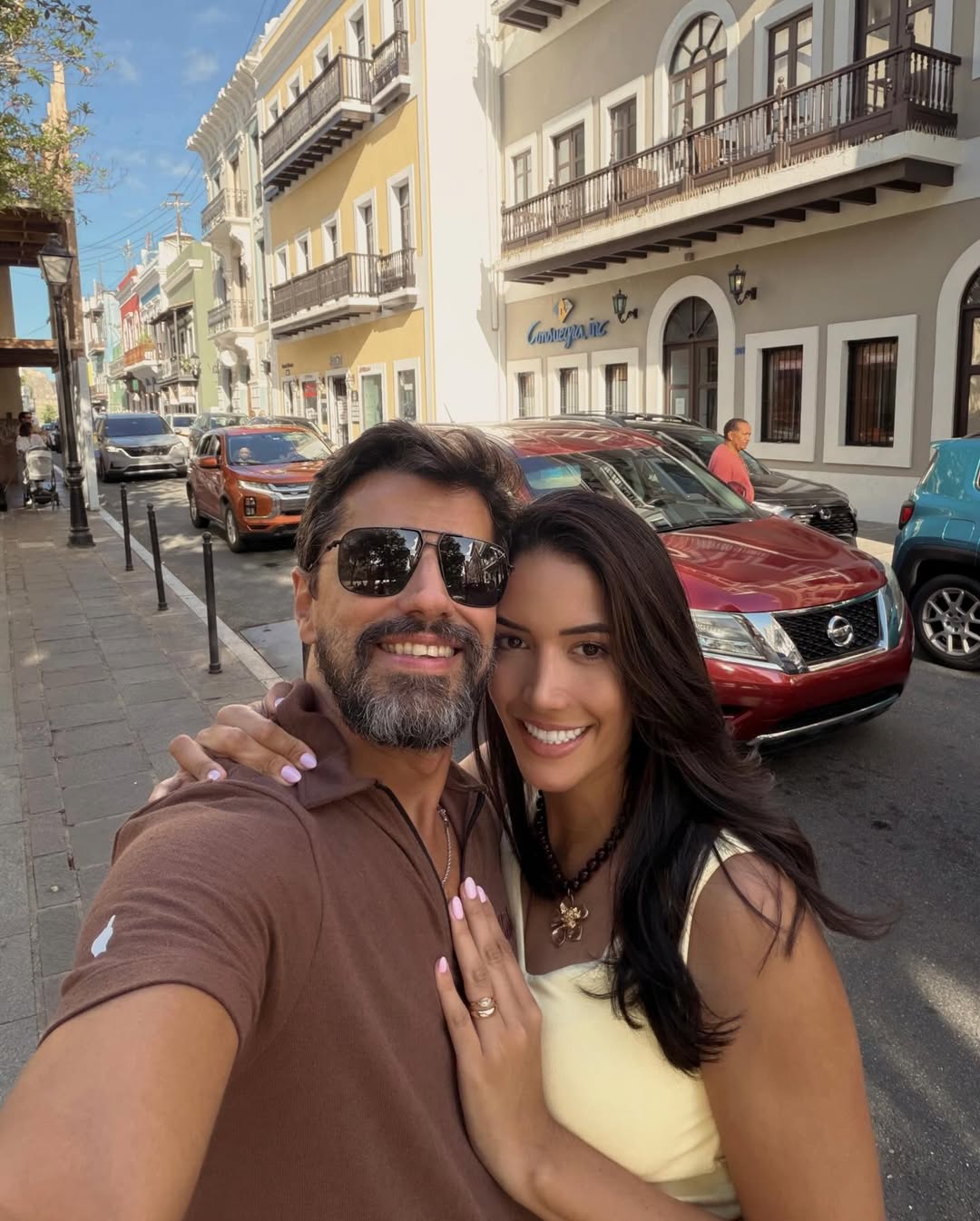 Alberto Cowboy e Priscilla Monroy sorrindo em Porto Rico