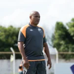 Time de futebol Comercial jogando em campo pela Série A4 do Paulista