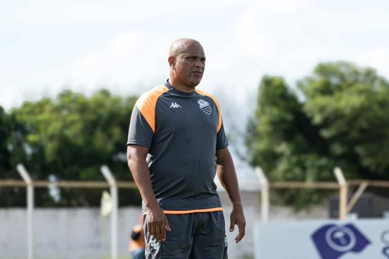Time de futebol Comercial jogando em campo pela Série A4 do Paulista