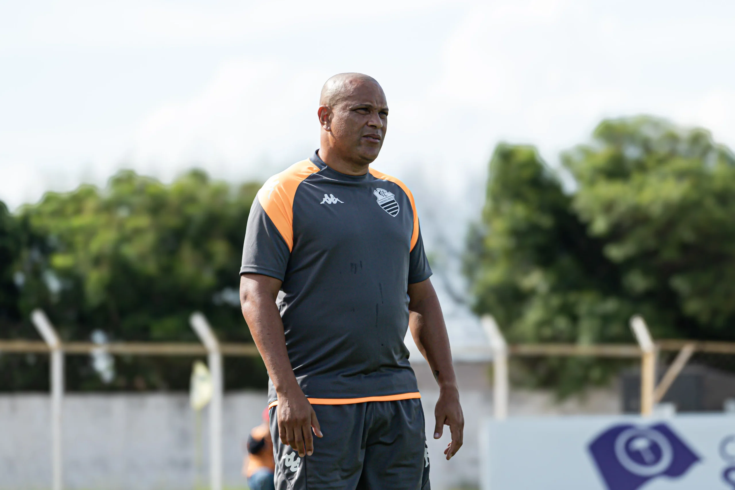 Time de futebol Comercial jogando em campo pela Série A4 do Paulista