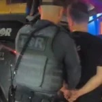 Polícia Militar em ação durante prisão de Ervin Mata em Ilhabela