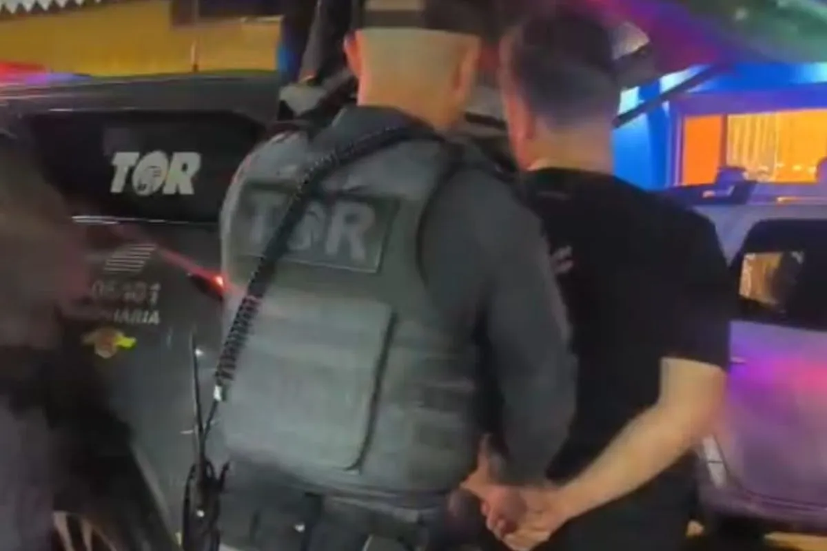 Polícia Militar em ação durante prisão de Ervin Mata em Ilhabela