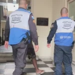 Homem sendo preso em Niterói por stalking