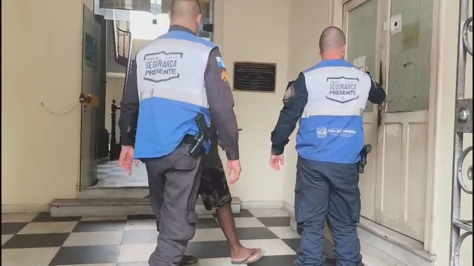 Homem sendo preso em Niterói por stalking