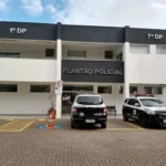 Policial correndo em telhado atrás de um foragido em Jundiaí