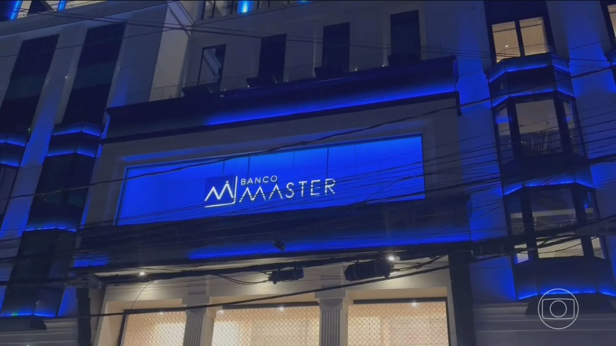 Militar brasileiro com documentos de empréstimos consignados e repasses financeiros