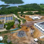 Trabalhadores da Embasa realizando manutenção em tubulação de água em Feira de Santana