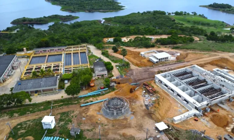 Trabalhadores da Embasa realizando manutenção em tubulação de água em Feira de Santana