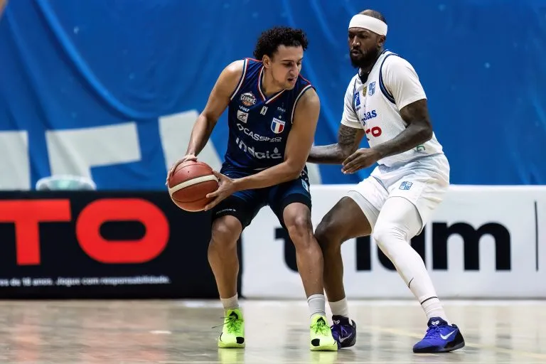 Jogador do Fortaleza BC na quadra de basquete do NBB