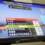 Cena de alerta de tsunami em porto japonês, terremoto Japão