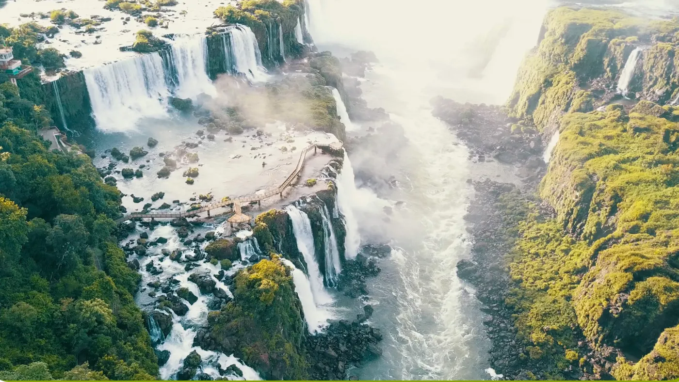 Cataratas do Iguaçu em Foz do Iguaçu durante o outono, com céu azul e vegetação verde