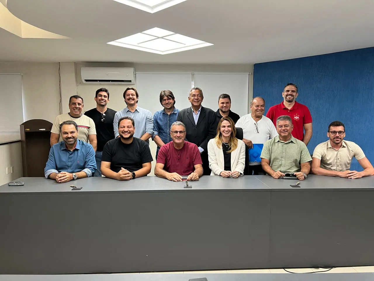 Troféu do Campeonato Paraibano Sub-20 no campo de futebol