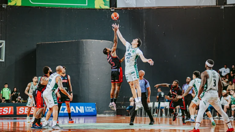 Lance de basquete: Jogador do Franca marcando ponto em jogo do NBB contra o Bauru