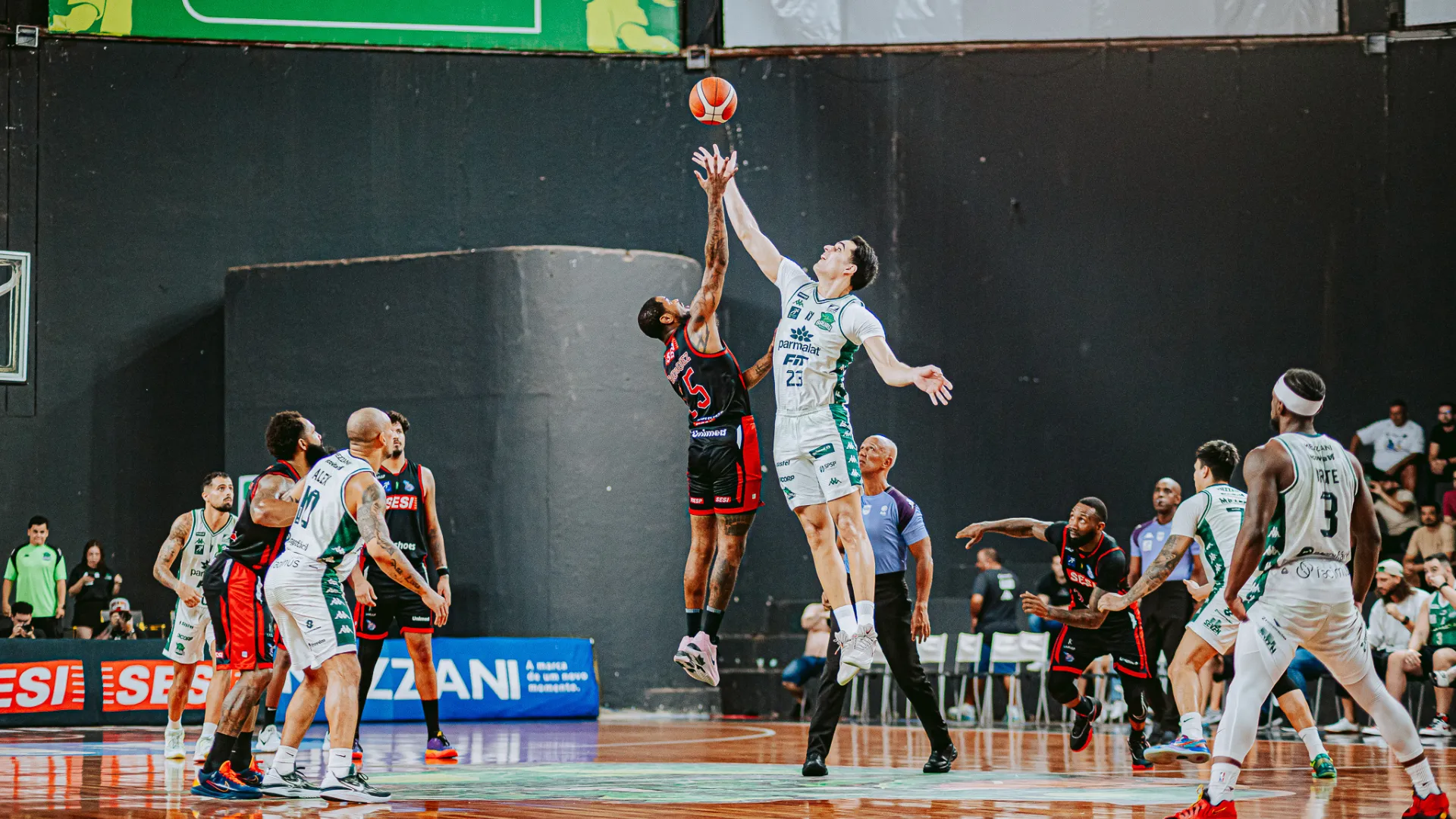 Lance de basquete: Jogador do Franca marcando ponto em jogo do NBB contra o Bauru
