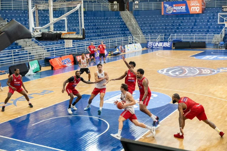 Jogador Franca NBB em quadra, clássico basquete paulista
