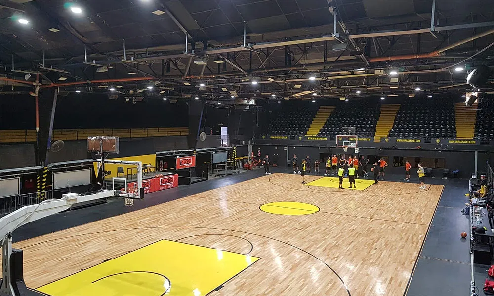 Time do Franca Basquete disputando a bola contra o Nacional-URU na semifinal da BCLA