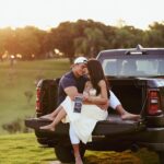 Franciny Ehlke e Tony Maleh em pose carinhosa, com Franciny mostrando a barriga, celebrando a gravidez.