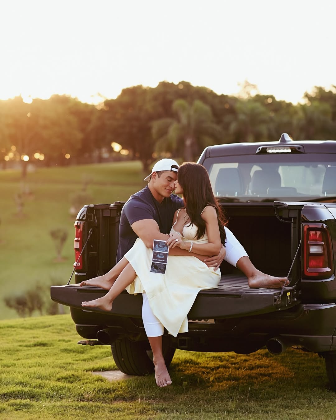 Franciny Ehlke e Tony Maleh em pose carinhosa, com Franciny mostrando a barriga, celebrando a gravidez.
