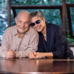 Francis Hime e Simone cantando juntos no show Embarcação no Teatro Ipanema