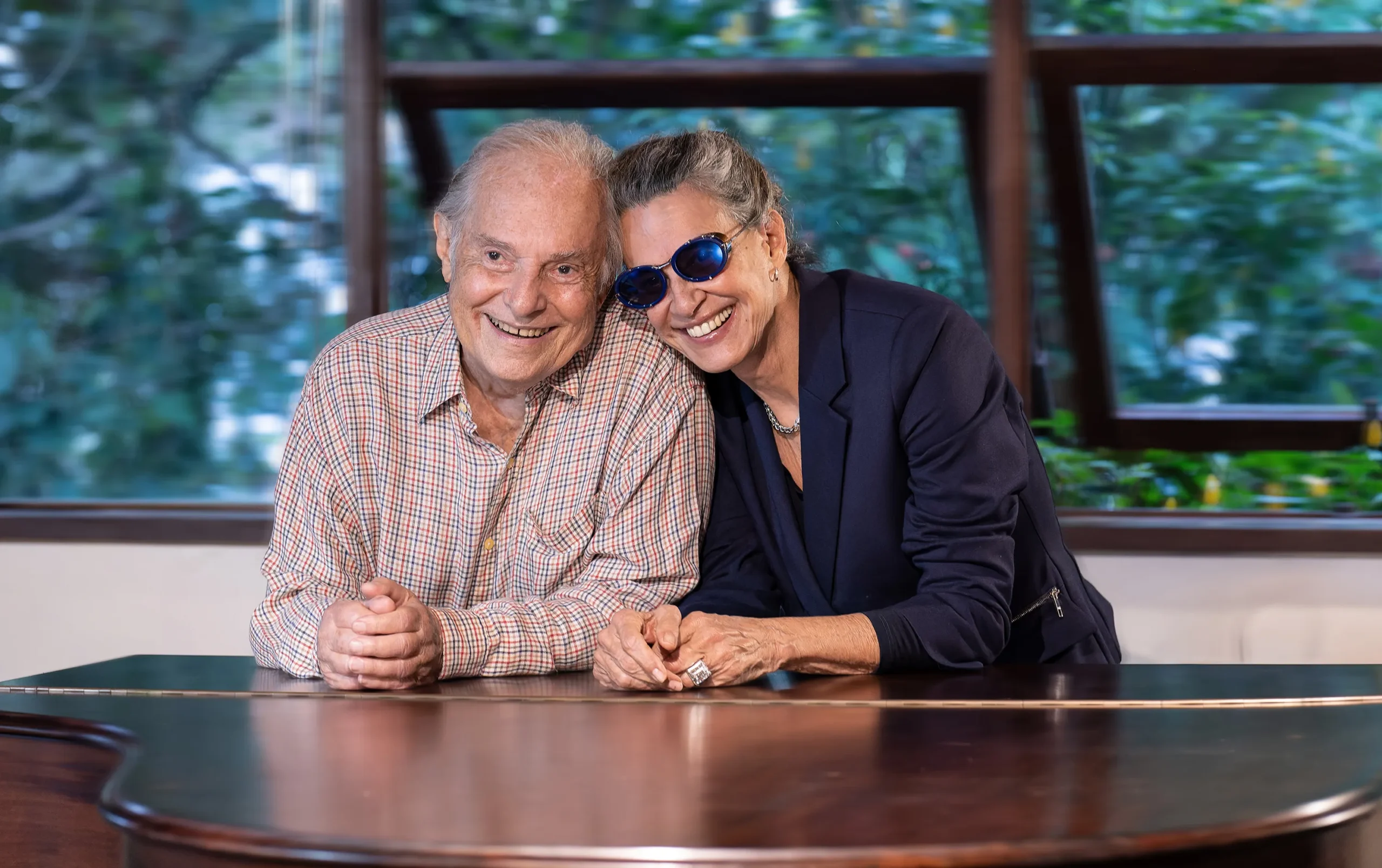 Francis Hime e Simone cantando juntos no show Embarcação no Teatro Ipanema
