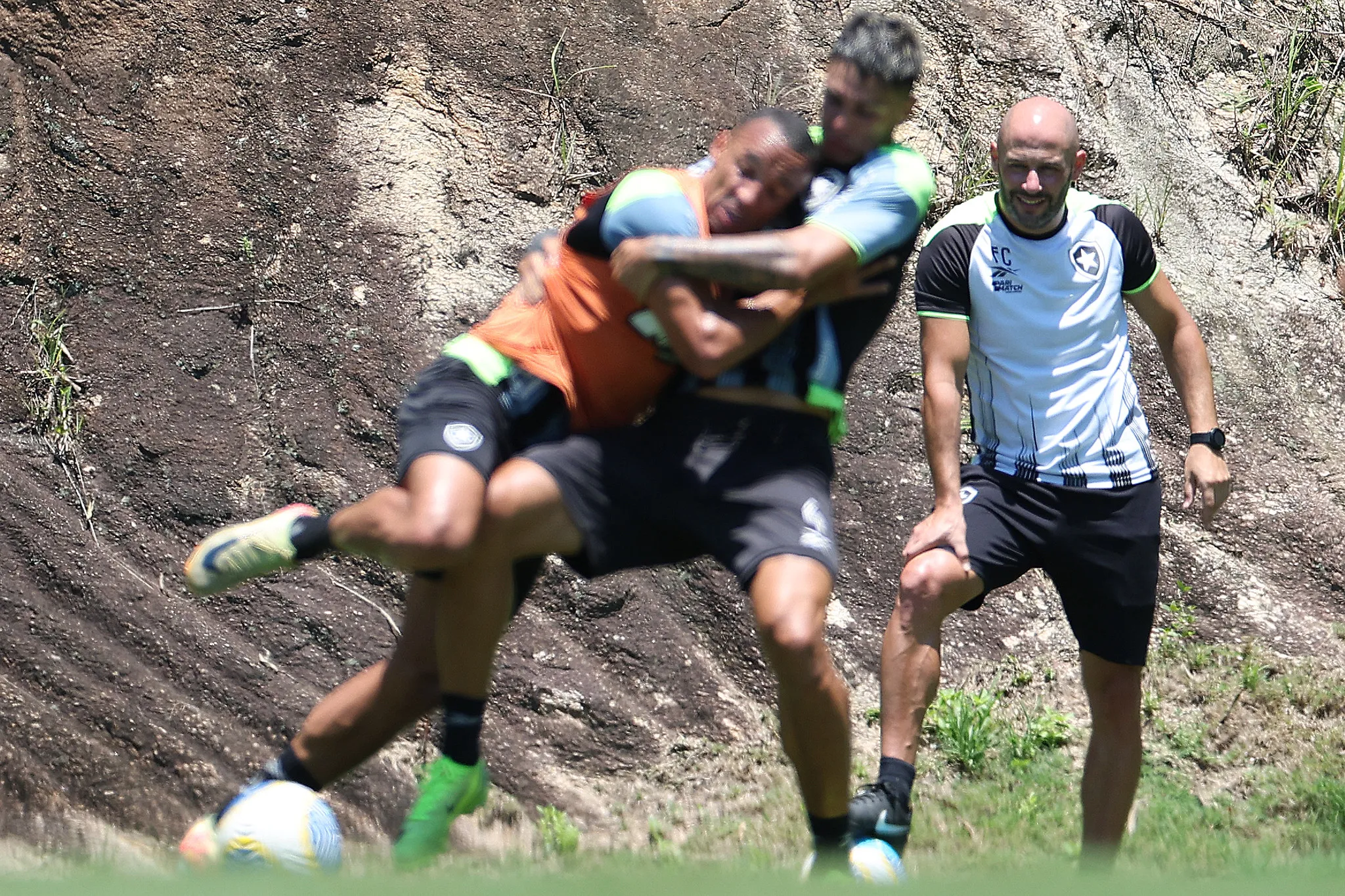 Franclim Carvalho, técnico do Botafogo, no campo de treino com jogadores