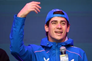 Franco Colapinto em Buenos Aires: Multidão e Carros Históricos