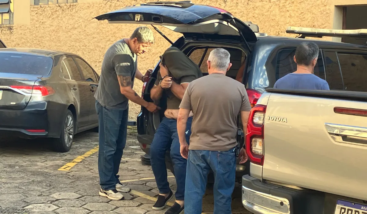 Martelo de juiz sobre documentos legais e notas de dinheiro, simbolizando a justiça e crimes financeiros.