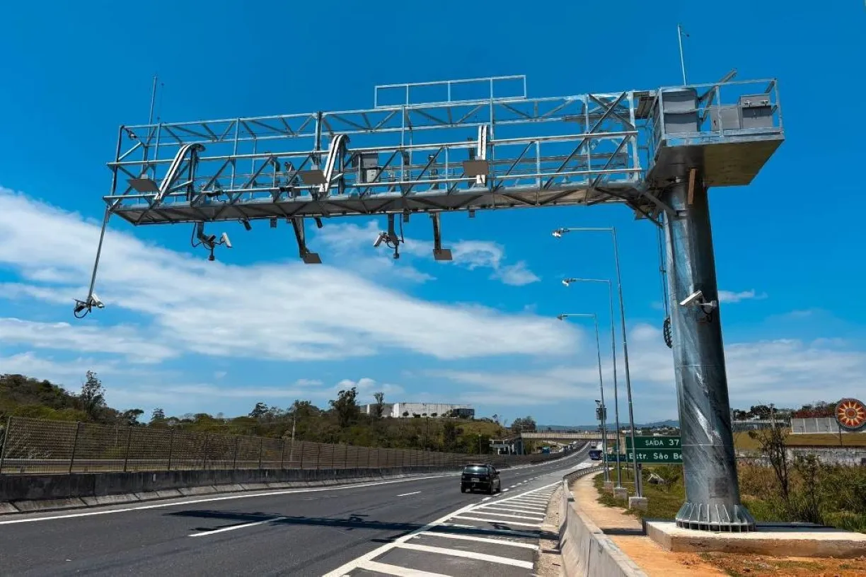 Pórtico de pedágio free flow no Paraná, com carros passando
