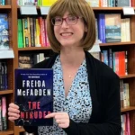 Retrato da autora Freida McFadden (Sara Cohen) com óculos e expressão amigável