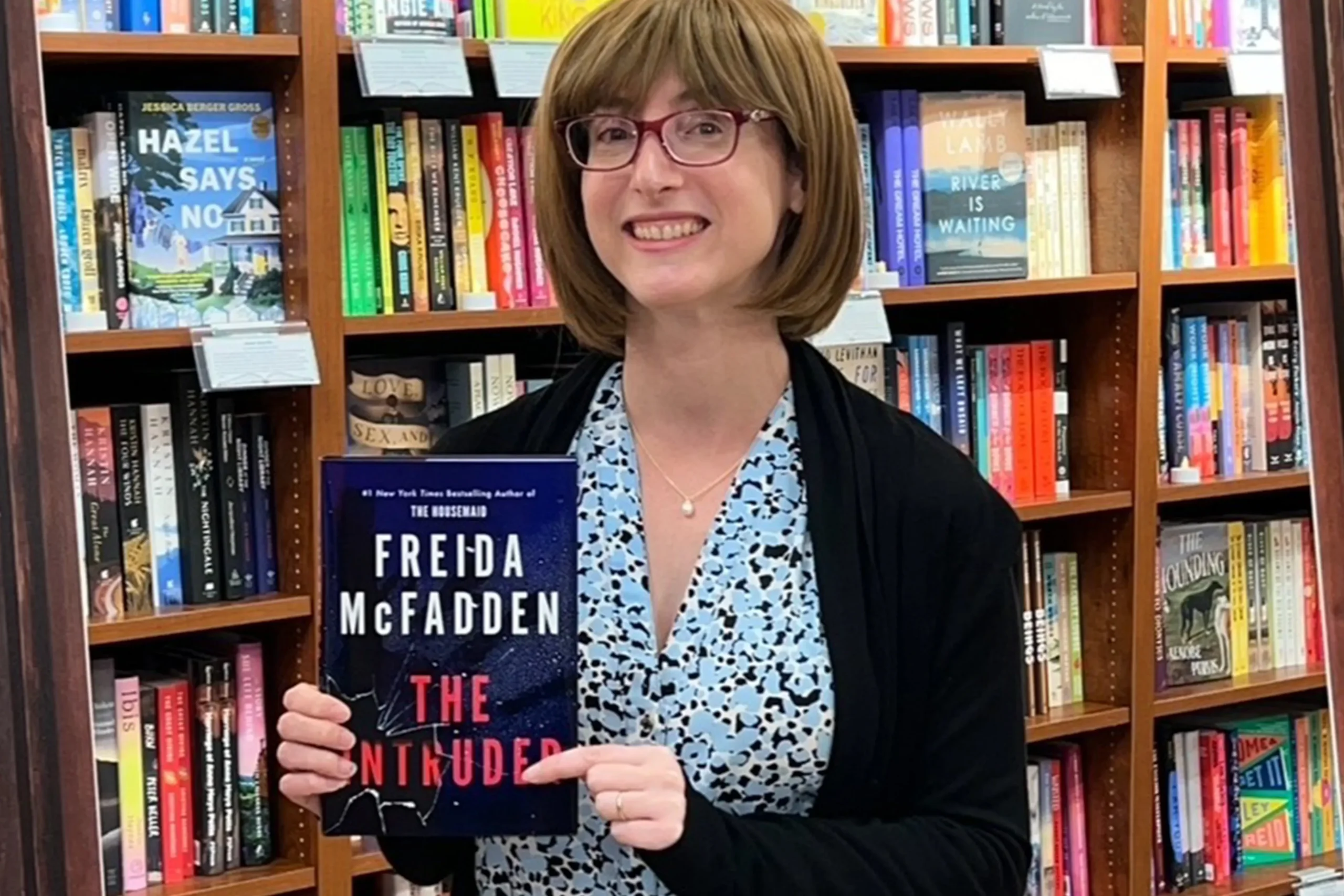 Retrato da autora Freida McFadden (Sara Cohen) com óculos e expressão amigável