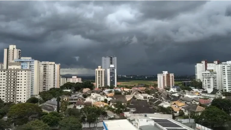 Céu escuro e chuva forte sobre o Vale do Paraíba indicando temporais