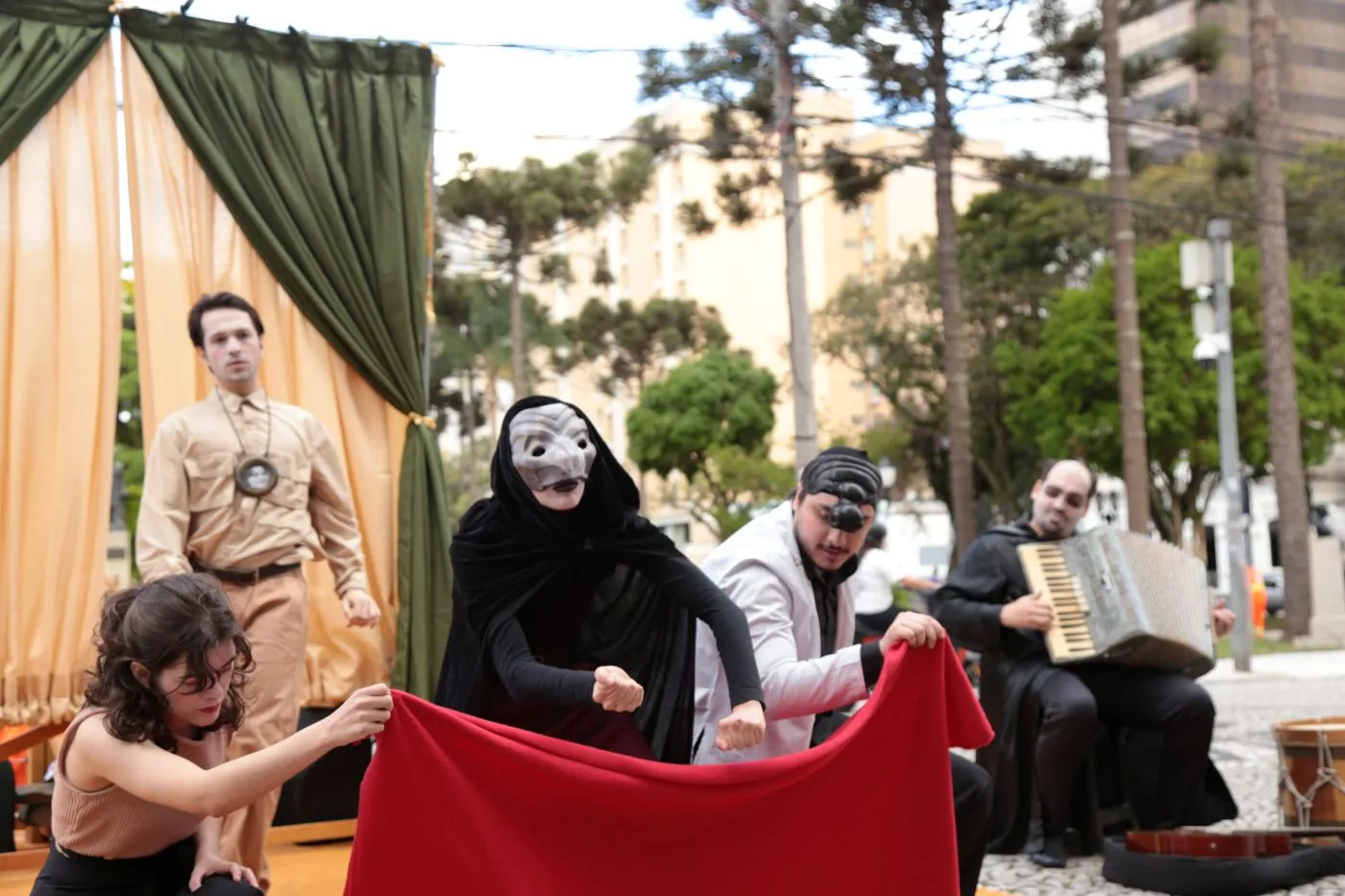 Pessoas assistindo a espetáculos gratuitos no Palco Ruínas, nas Ruínas de São Francisco, parte do Festival de Curitiba.