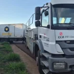 Cena de acidente com caminhão guincho em rodovia paranaense