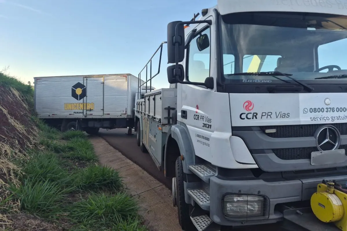 Cena de acidente com caminhão guincho em rodovia paranaense