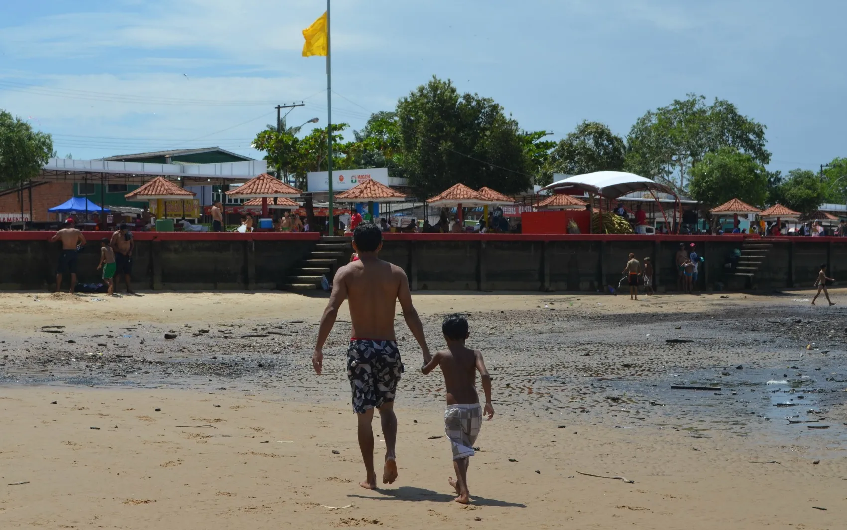 Homem na praia com atestado médico, representando demissão por justa causa