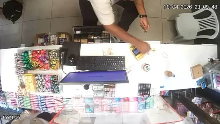 Celular com comprovantes de PIX, golpe, estelionato, Itaipava, polícia, fraude financeira.