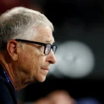 Mark Suzman, CEO da Fundação Gates, em ambiente corporativo, demonstrando seriedade e foco na revisão externa.