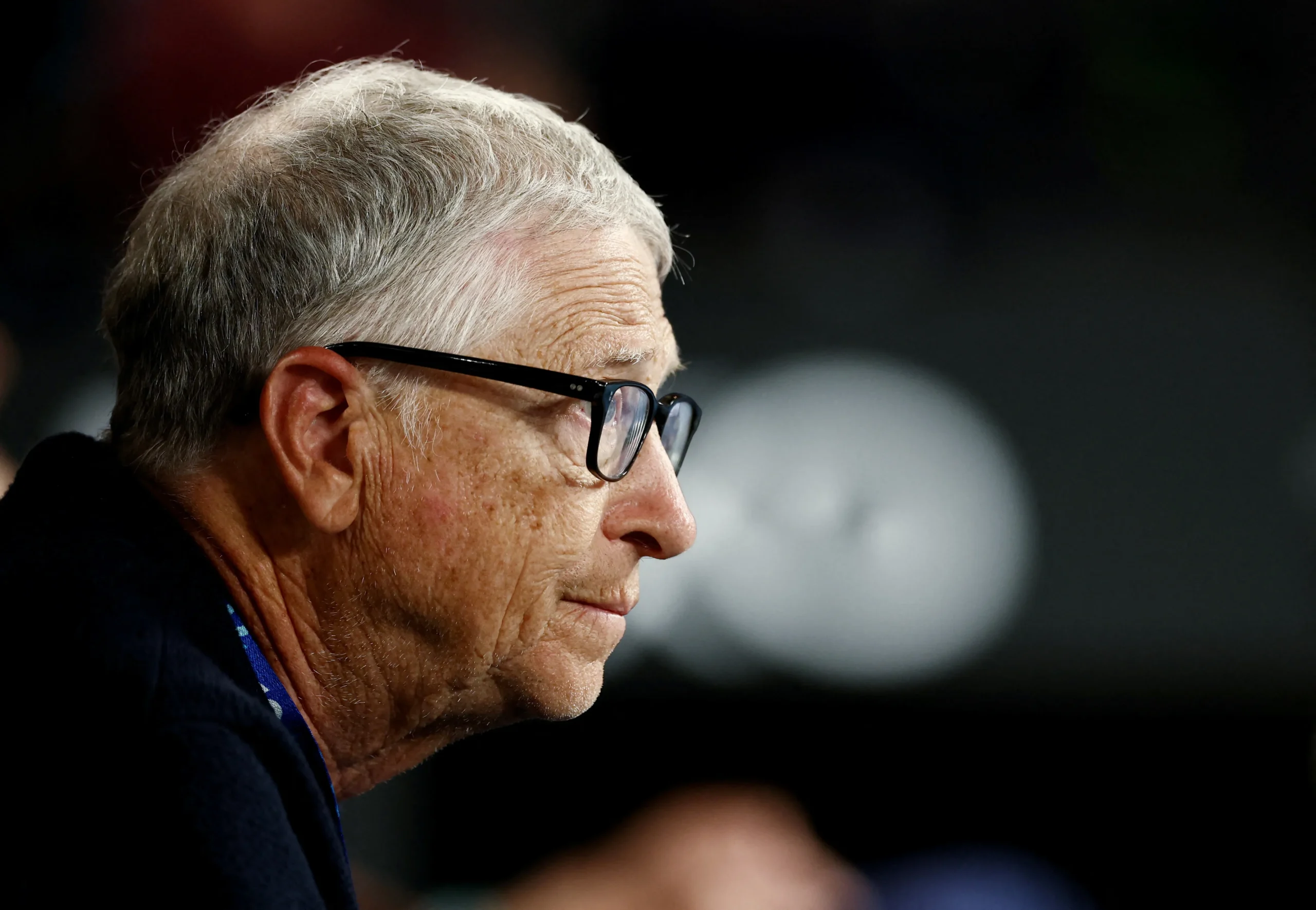 Mark Suzman, CEO da Fundação Gates, em ambiente corporativo, demonstrando seriedade e foco na revisão externa.