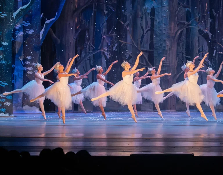 Crianças aprendendo música e dança em programa social da Fundação Theatro Municipal