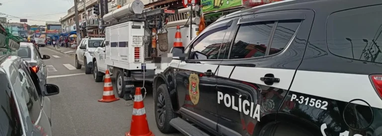Agentes da polícia e técnicos da EDP inspecionam a rede elétrica em um açougue onde furto de energia foi detectado.