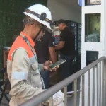 Agentes da Light, Iguá e polícia fiscalizam ligações clandestinas de energia e água em operação no Recreio dos Bandeirantes, Rio de Janeiro.