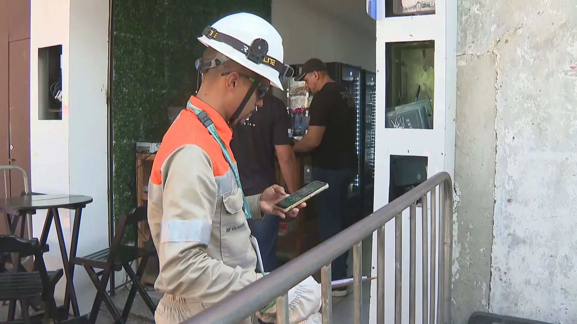 Agentes da Light, Iguá e polícia fiscalizam ligações clandestinas de energia e água em operação no Recreio dos Bandeirantes, Rio de Janeiro.