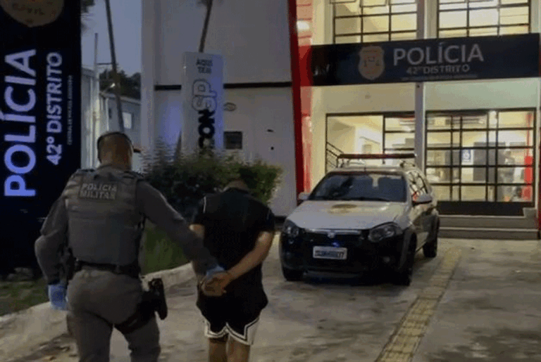 Policiais em patrulha noturna em São Paulo, combatendo a criminalidade