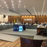 Campo de futebol com lupa e símbolo de integridade, representando as fraudes e investigações no futebol acreano pela CBF
