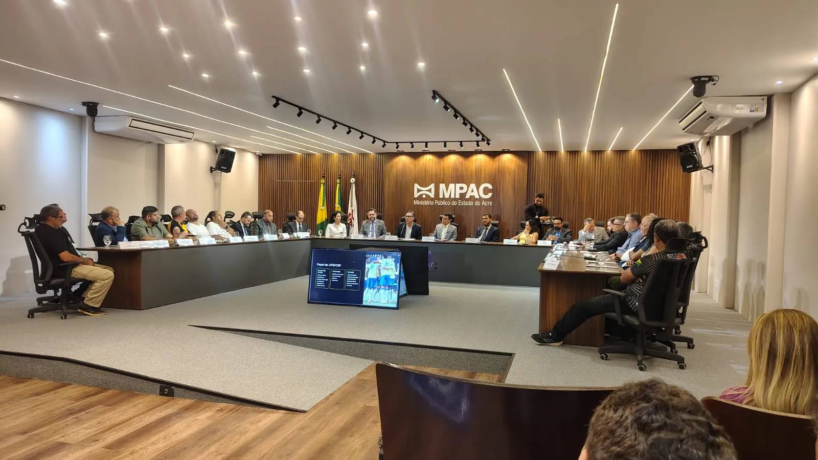 Campo de futebol com lupa e símbolo de integridade, representando as fraudes e investigações no futebol acreano pela CBF