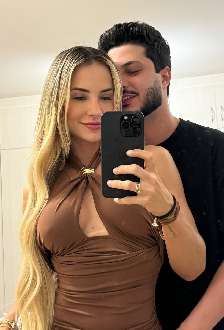 Gabi Martins presenteia Matheus Fidelis com cueca personalizada