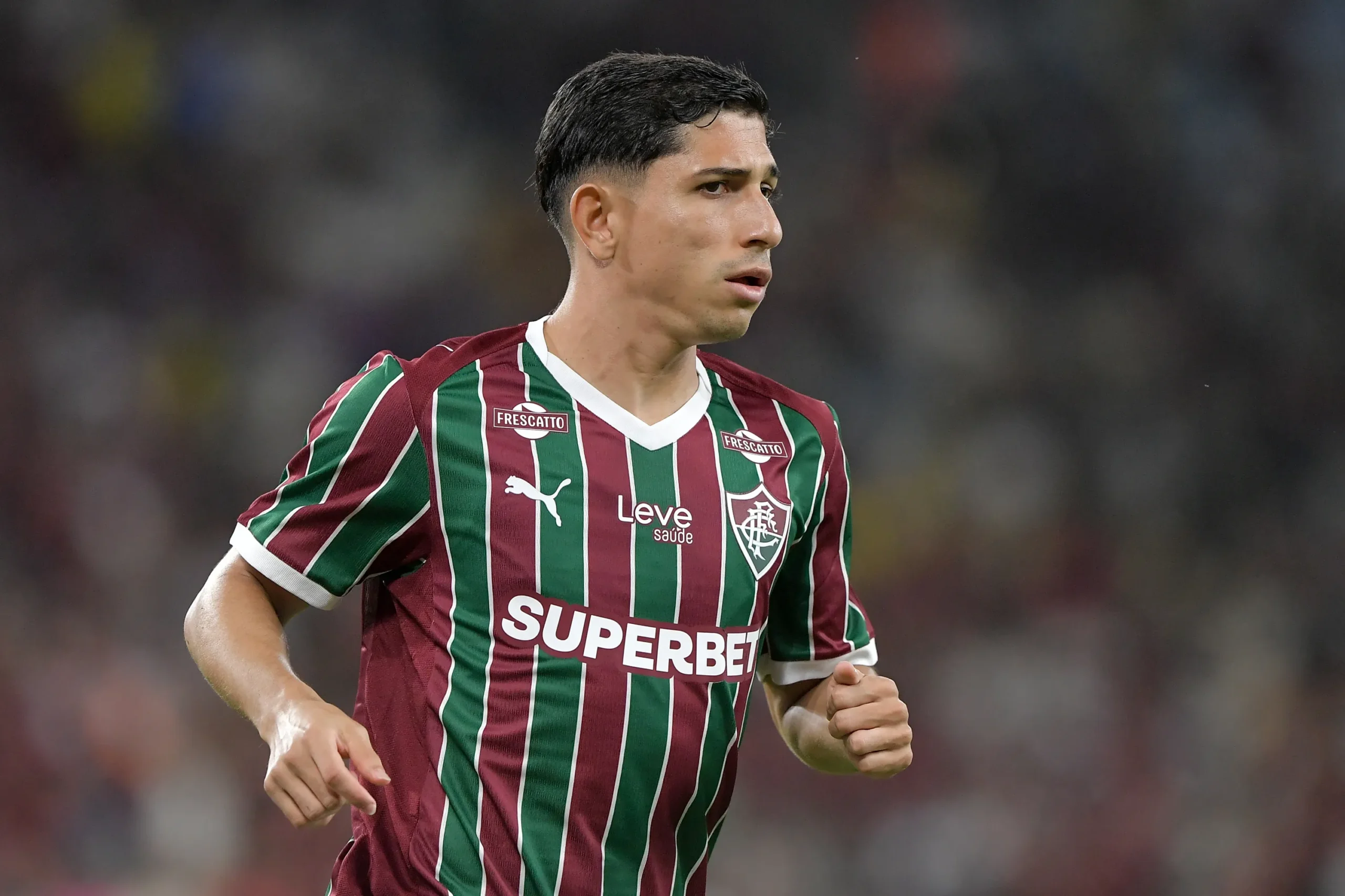 Jogador do Fluminense em campo após lesão de Lucho Acosta