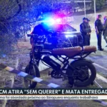 Bicicleta de entregador no chão ao lado de viatura da GCM em São Paulo