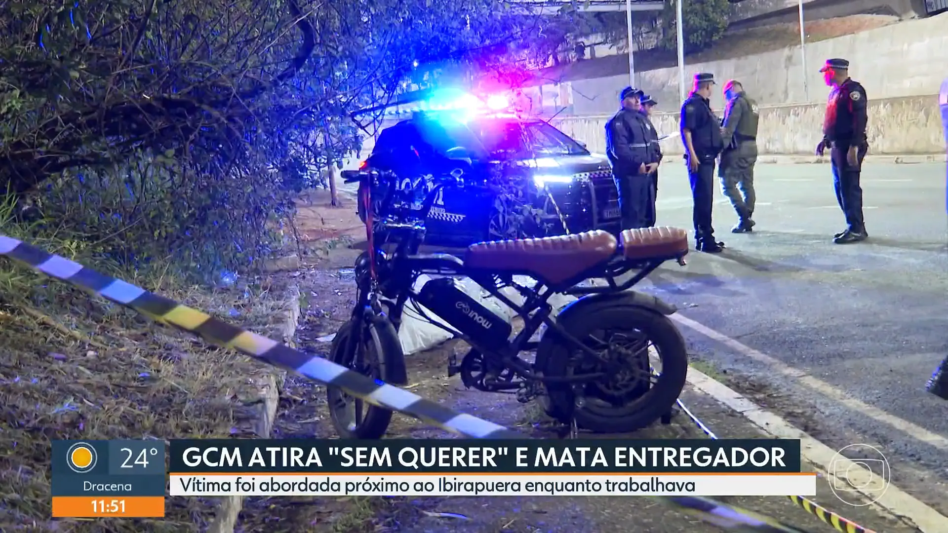Bicicleta de entregador no chão ao lado de viatura da GCM em São Paulo