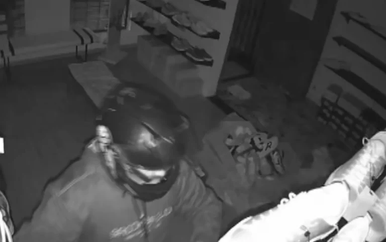 Homem com capacete em loja de roupas furtada em Ribeirão Preto